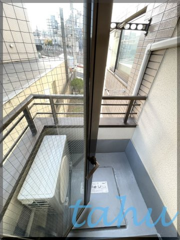 豊島区雑司が谷２丁目のアパートのバルコニー