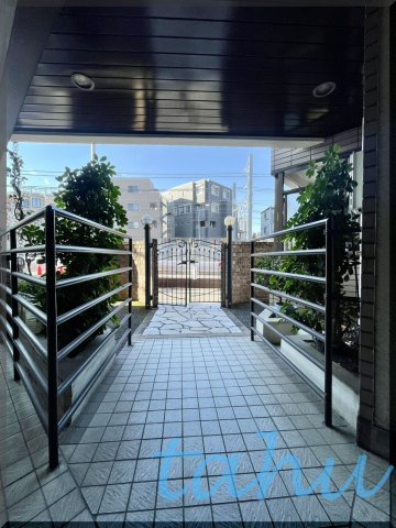 豊島区雑司が谷２丁目のアパートのエントランス