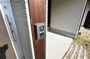 訪問者が来たときにテレビ画面で確認できるため、安心してドアを開けられます。録画機能があるものもあり、留守中に来訪者を記録しておくことができます。利便性が高く、セキュリティ面でも安心です。