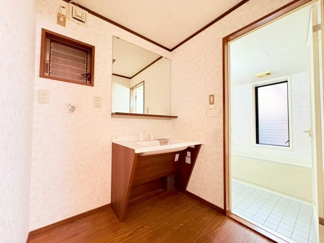 梅津上田町の独立洗面台|足元が開いてるのでご高齢の方にも安心してお使いいただけます♪