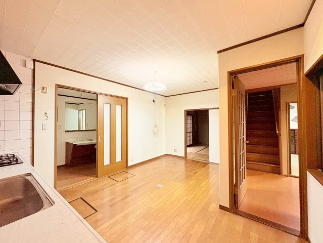 梅津上田町の居間・リビング|リビングと和室が隣同士で続いているので、間のドアを開けると大きなお部屋としてもお使い頂けます。