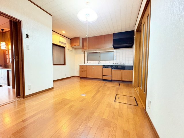 梅津上田町のキッチン|リビングと和室が隣同士で続いているので、間のドアを開けると大きなお部屋としてもお使い頂けます。