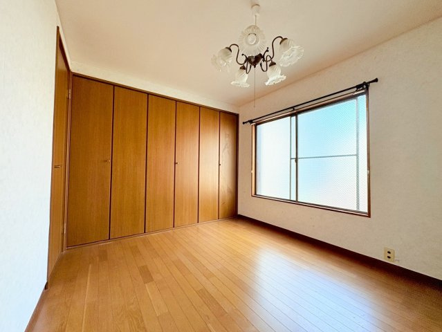 梅津上田町の洋室|たっぷりの収納を備えた洋室は、衣類や小物もスッキリ片付き、居心地の良いプライベート空間に！