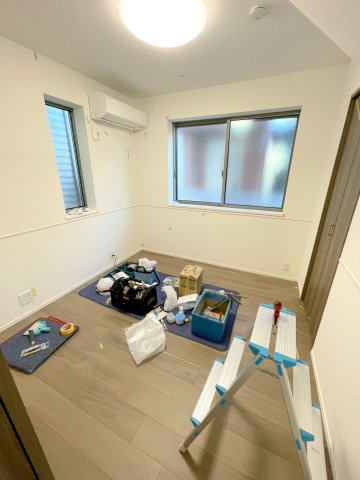 （仮称）杉並区松ノ木３丁目メゾンの寝室|★4.5帖の納戸も窓があり明るいです★