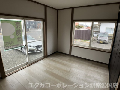 【洋室】 | 昭和北3丁目190-1619売家 | 二方の窓で明るさバッチリ、もちろん収納もたっぷりあります！