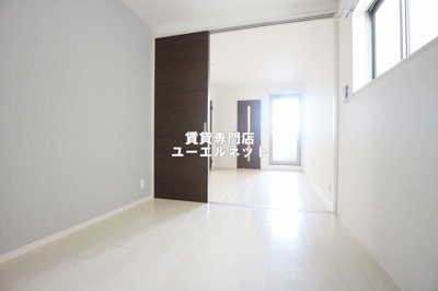 【寝室】 | FDS吹田1番館 | 明るく開放感のある居室で、自分だけのくつろぎ空間を。