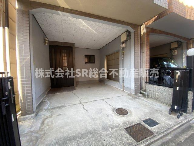 新池島町1丁目中古戸建の駐車場|お車をお持ちの方には嬉しい駐車場はビルトインガレージ（車種による）です！雨の日の乗り降りが楽です♪