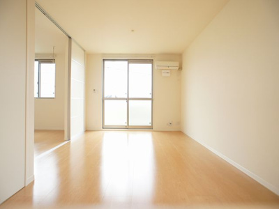 【居間・リビング】 | グリーンスクエアＡ | 日当たり良好☆対面キッチンです♪