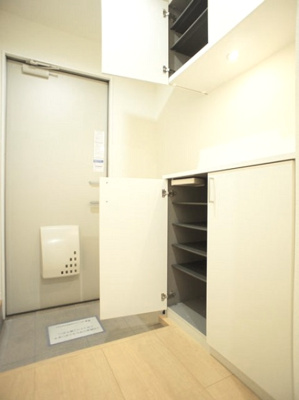 【玄関】 | グリーンスクエアＡ | シューズボックスとオシャレな収納棚が付いています♪