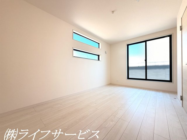 【洋室】 | 塚本５丁目新築戸建 | ３階洋室7.5帖/オープンタイプのウォークインクローゼット有