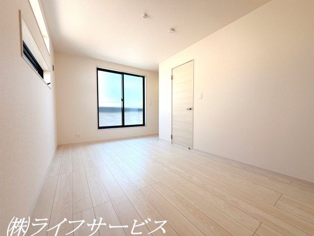 【洋室】 | 塚本５丁目新築戸建 | ３階洋室7.5帖/オープンタイプのウォークインクローゼット有
