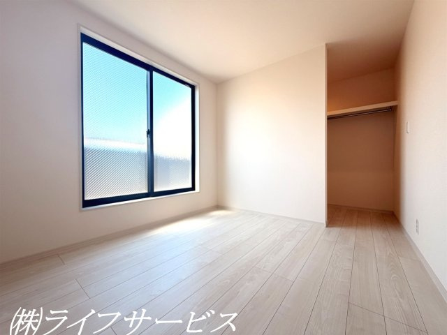 【洋室】 | 塚本５丁目新築戸建 | ３階洋室5.7帖/オープンタイプのウォークインクローゼット有