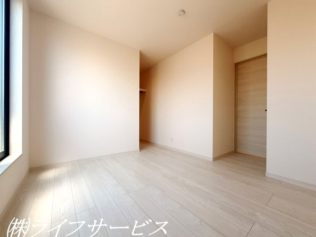 【洋室】 | 塚本５丁目新築戸建 | ３階洋室5.7帖/オープンタイプのウォークインクローゼット有