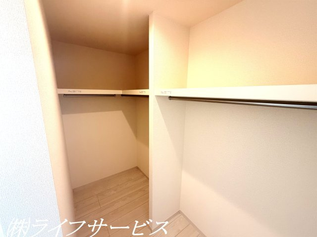 【収納】 | 塚本５丁目新築戸建 | ３階洋室5.7帖/オープンタイプのウォークインクローゼット有
