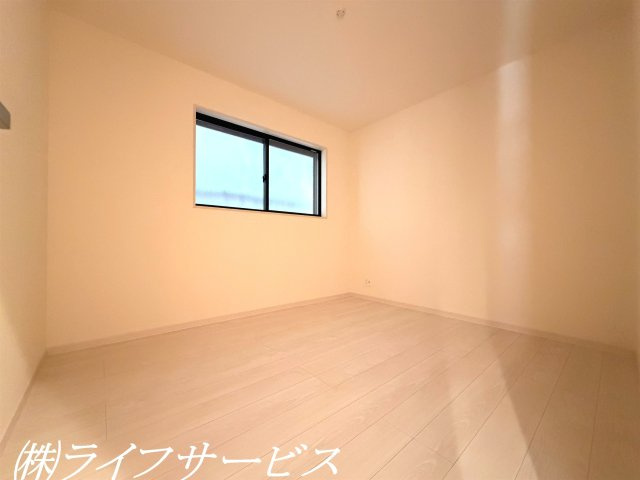【収納】 | 塚本５丁目新築戸建 | １階ファミリークローゼット／クローゼットもあるので様々な用途を検討いただけます！