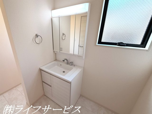 【洗面所】 | 塚本５丁目新築戸建 | 三面鏡タイプのシャワー付洗面化粧台／洗面室には２カ所窓有！換気にうれしいですね！