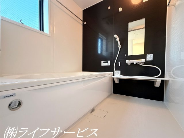 【浴室】 | 塚本５丁目新築戸建 | 浴室/窓有
