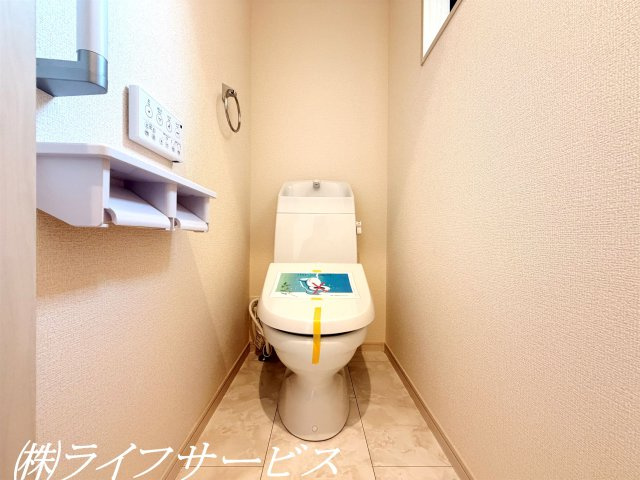【トイレ】 | 塚本５丁目新築戸建 | ２階温水洗浄便座付トイレ