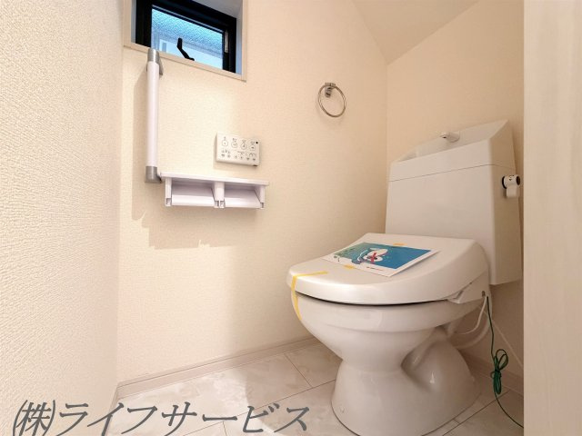 【トイレ】 | 塚本５丁目新築戸建 | １階温水洗浄便座付トイレ