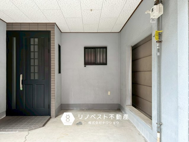 東大阪市新池島町1丁目の駐車場|玄関横すぐに駐車スペースがあるので荷物を運ぶのも楽々です♪愛車を雨風からしのげますね！