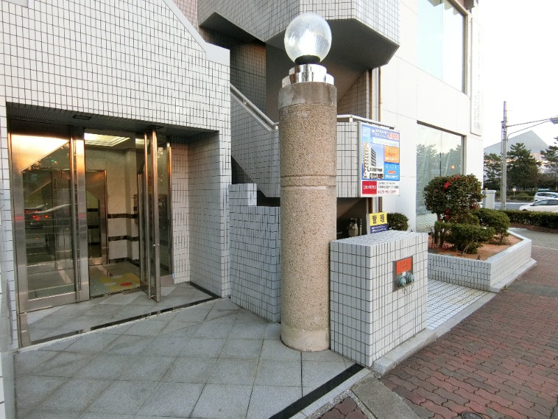 神戸市須磨区磯馴町６丁目の賃貸マンションのエントランス