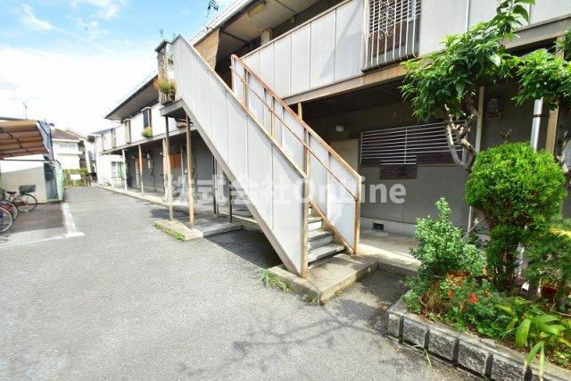 八尾市上之島町南１丁目のアパートのエントランス