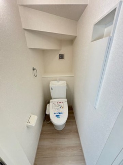 【トイレ】 | 佐伯区美の里1丁目（楽々園駅） | シンプルなデザインはお掃除やしやすく衛生的。温水洗浄便座付き　トイレ×２
