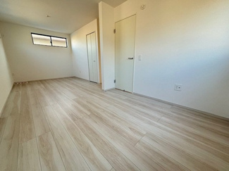 【洋室】 | 佐伯区美の里1丁目（楽々園駅） | 2階　11帖洋室は、2部屋に分けて利用可能☆収納付きでお部屋がスッキリ広く使えます。　
