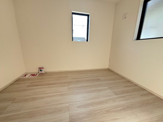 【洋室】 | 佐伯区美の里1丁目（楽々園駅） | 2階　洋室×3　収納付きでお部屋がスッキリ広く使えます。