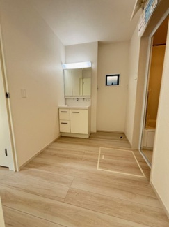 【独立洗面台】 | 佐伯区美の里1丁目（楽々園駅） | 三面鏡付きの洗面台は、メイクもドライヤーも余裕のスペースです。