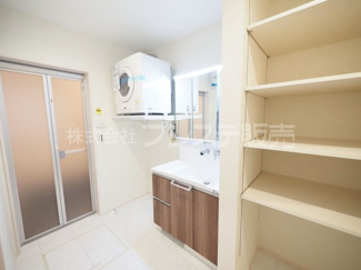 【洗面所】 | 現地写真（洗面）シャワー付き洗面化粧台、雨の日も安心のガス衣類乾燥機【乾太くん】を設置しました♪