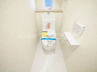 【トイレ】 | 現地写真（１階トイレ）温水洗浄便座を標準装備！