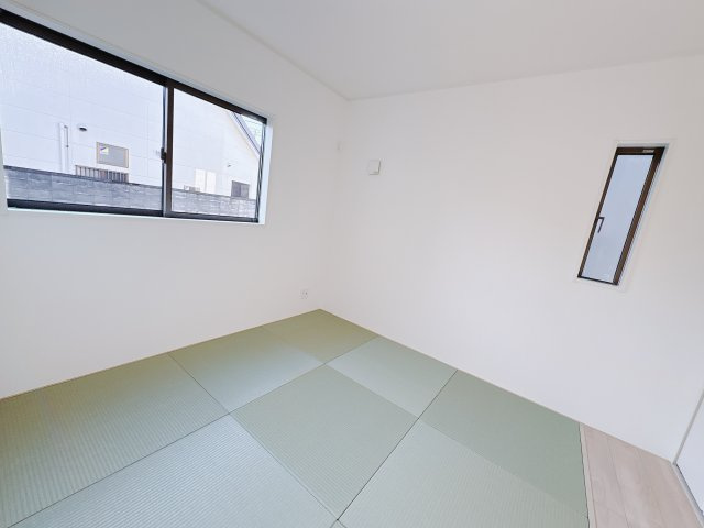 【Cradle garden】鹿沼市緑町 第5の和室|〇3号棟・1階5.2帖和室〇
すぐ横になれる和室。畳の香りと落ち着いた雰囲気が、日常に和の心を取り戻してくれる空間です。
※2025年11月撮影