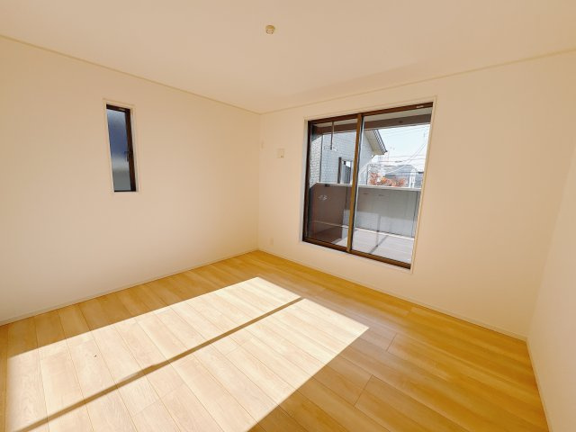 【Cradle garden】鹿沼市緑町 第5の洋室|〇3号棟・2階7.5帖洋室〇
主寝室から直接出られるバルコニーは、洗濯や空気の入れ替えもスムーズ。
暮らしの動線が整う快適な設計です。
※2025年11月撮影