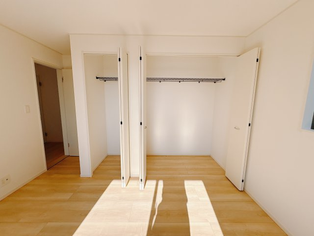 【Cradle garden】鹿沼市緑町 第5のキッチン|〇3号棟〇
スッキリとしたデザインで収納力たっぷり！増えがちな調理器具やカトラリー、かさ張るタッパーやお弁当箱など、もう収納場所に困る事はありません！
※2025年11月撮影