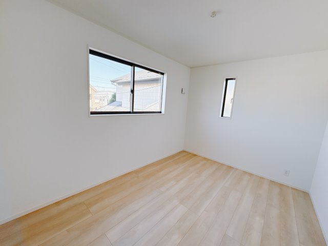 【Cradle garden】鹿沼市緑町 第5の洋室|〇3号棟・2階7.5帖洋室〇
主寝室から直接出られるバルコニーは、洗濯や空気の入れ替えもスムーズ。
暮らしの動線が整う快適な設計です。
※2025年11月撮影