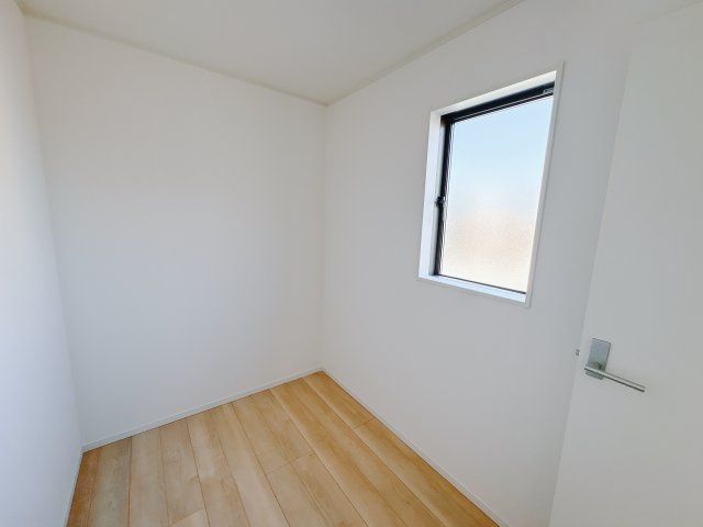 【Cradle garden】鹿沼市緑町 第5の収納|〇3号棟・2階6帖洋室〇
まるでショップのような収納空間。ウォークインクローゼットなら、季節ごとの衣類もすっきり整理できて、暮らしにゆとりが生まれます。
※2025年11月撮影