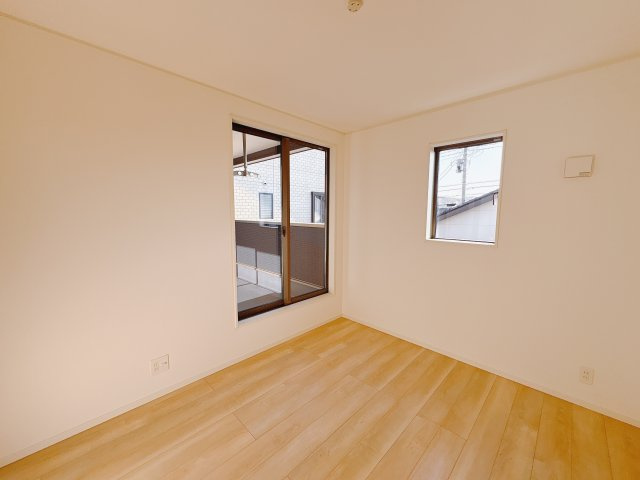 【Cradle garden】鹿沼市緑町 第5の洋室|〇3号棟・2階5.7帖洋室〇
コンパクトながらも使い勝手抜群な広さの洋室です。
家具の配置もしやすく、くつろぎ空間としても作業スペースとしても活躍します。
※2025年11月撮影