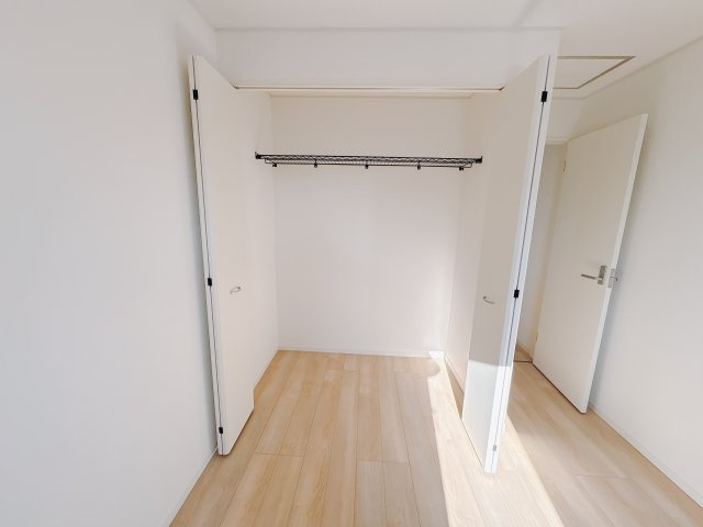 【Cradle garden】鹿沼市緑町 第5の収納|〇3号棟・2階6帖洋室〇
まるでショップのような収納空間。ウォークインクローゼットなら、季節ごとの衣類もすっきり整理できて、暮らしにゆとりが生まれます。
※2025年11月撮影