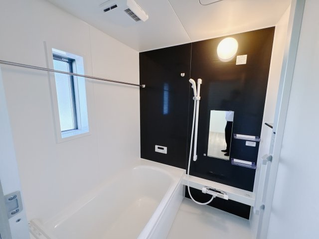 【Cradle garden】鹿沼市緑町 第5の浴室|〇3号棟〇
家族みんなの使いやすさとリラクゼーションを追求した体も心も安らぐバスルーム。浴室暖房乾燥機が標準装備です。
※2025年11月撮影