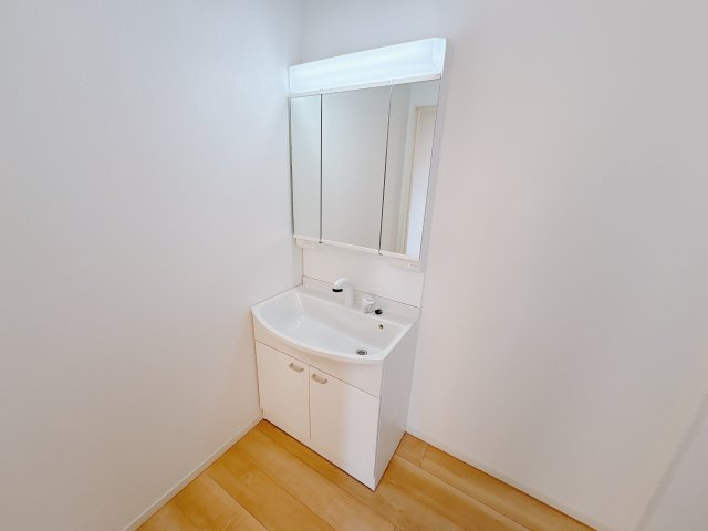 【Cradle garden】鹿沼市緑町 第5の独立洗面台|〇3号棟〇
三面鏡ならではの広い視野で、ヘアセットやメイクがよりスムーズに。
鏡裏にはたっぷり収納を備え、散らかりがちな小物もスッキリ整理できます。
※2025年11月撮影