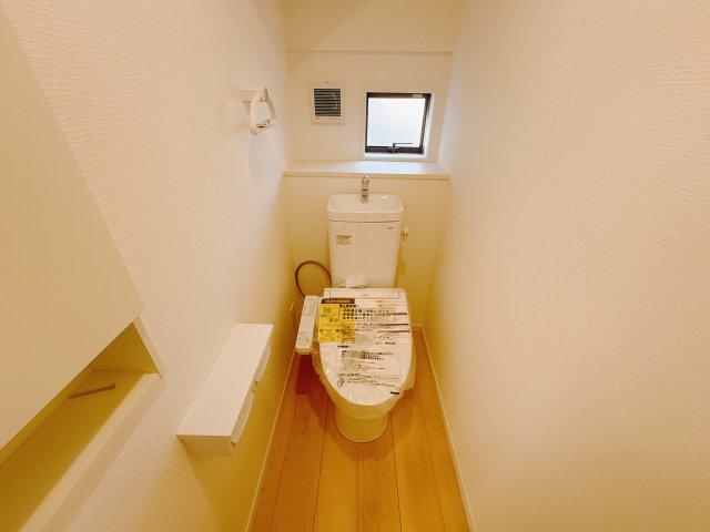 【Cradle garden】鹿沼市緑町 第5のトイレ|〇3号棟〇
温度調整や洗浄強さも細かく設定でき、いつでも快適！
二オイ対策や節電モードなど多機能で、暮らしの満足度を高める設備です☆
※2025年11月撮影