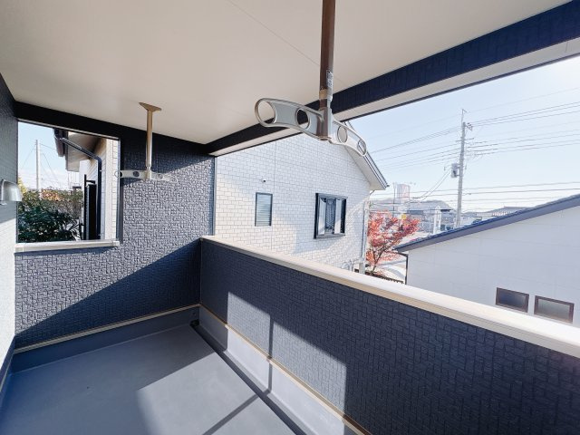 【Cradle garden】鹿沼市緑町 第5のバルコニー|〇3号棟〇
屋根付きのインナーバルコニーは、急な雨でも安心。
洗濯物も干しやすく、暮らしに頼れるスペースです！
※2025年11月撮影