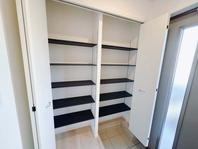 【Cradle garden】鹿沼市緑町 第5の収納|〇3号棟〇
靴好きさんも安心の収納力。季節ごとの靴やブーツもたっぷり入る大容量シューズボックスで、玄関が広々快適空間に変わります。
※2025年11月撮影