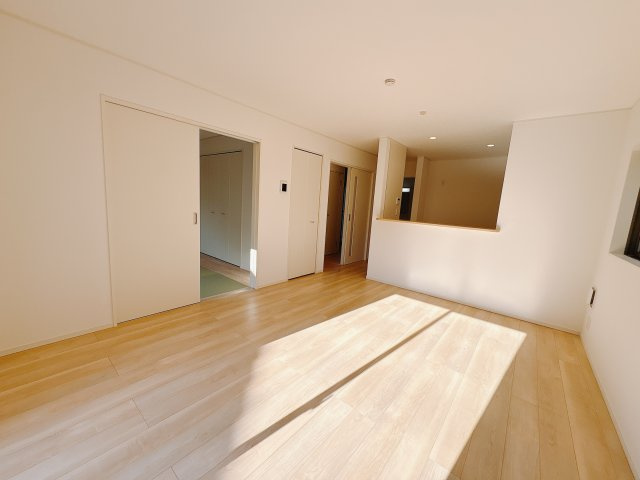 【Cradle garden】鹿沼市緑町 第5の居間・リビング|〇3号棟〇
ご家族みんながゆったりくつろげる広々リビング。ゆとりある空間が、日常を心地よいひとときに変えてくれます。
※2025年11月撮影