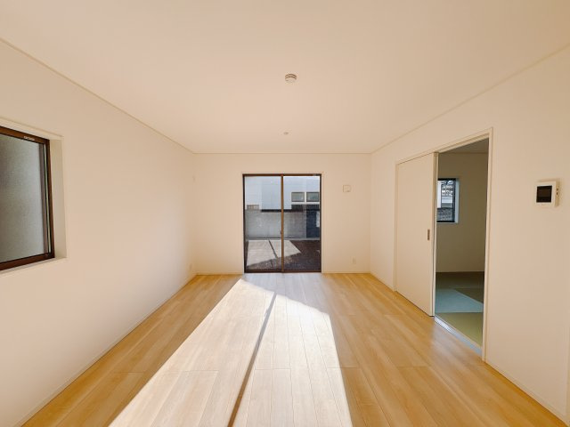 【Cradle garden】鹿沼市緑町 第5の収納|〇3号棟〇
靴好きさんも安心の収納力。季節ごとの靴やブーツもたっぷり入る大容量シューズボックスで、玄関が広々快適空間に変わります。
※2025年11月撮影