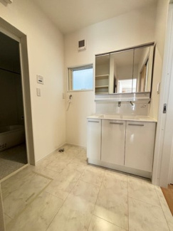 【独立洗面台】 | 安芸郡熊野町出来庭2丁目【外構付】 | 三面鏡付きの洗面台は、メイクもドライヤーも余裕のスペースです。