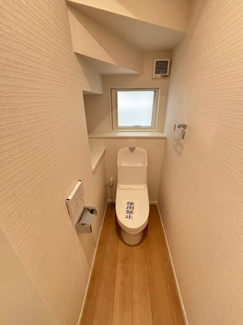 【トイレ】 | 安芸郡熊野町出来庭2丁目【外構付】 | シンプルなデザインはお掃除やしやすく衛生的。温水洗浄便座付き　トイレ×２
