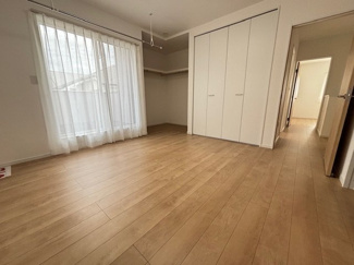 【洋室】 | 安芸郡熊野町出来庭2丁目【外構付】 | 2階　洋室×3　収納付きでお部屋がスッキリ広く使えます。
