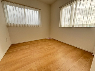 【洋室】 | 安芸郡熊野町出来庭2丁目【外構付】 | 2階　洋室×3　収納付きでお部屋がスッキリ広く使えます。